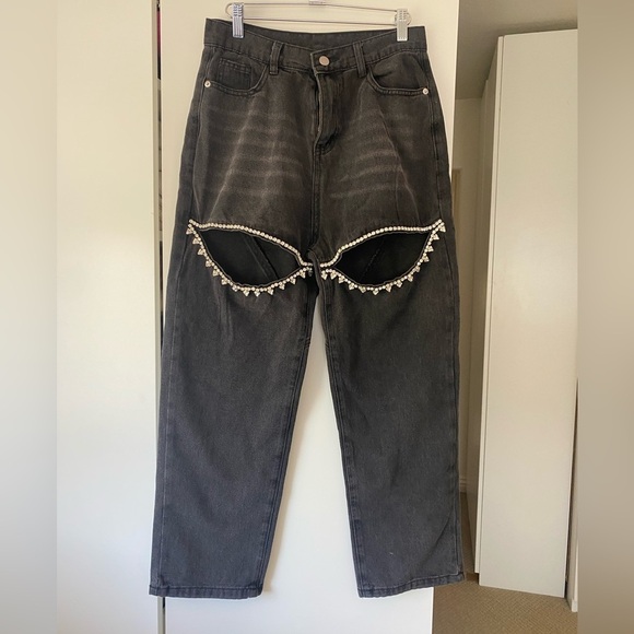 ✨ NWT CHELIZE Rhinestone Heart Pocket Jeans ✨
Size: Medium can fit a (4-6) - Picture 2 of 6